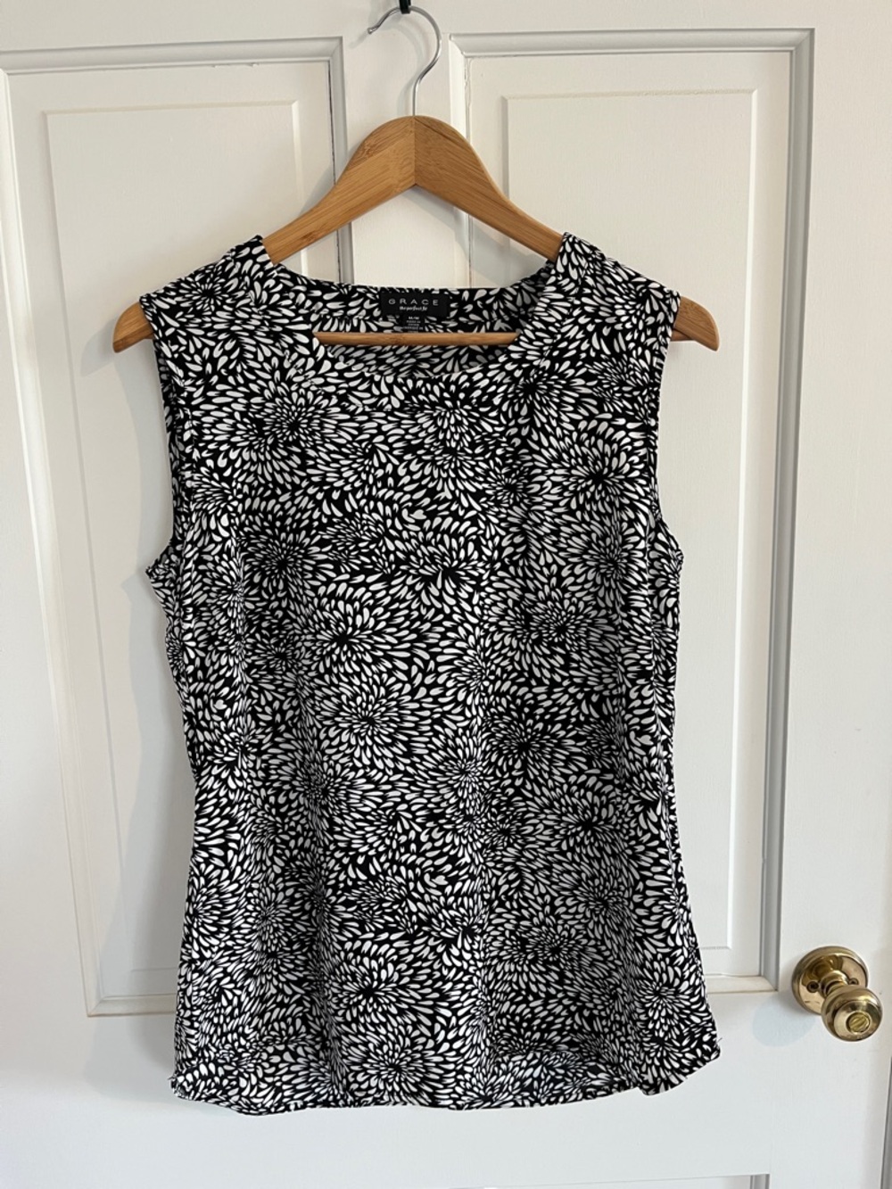 Black & White Abstract Floral-Print Sleeveless Shell